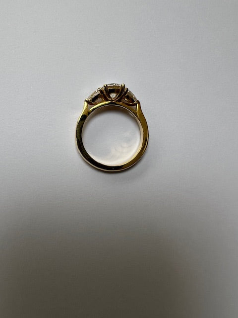 Brilliant and pear shaped diamond ring