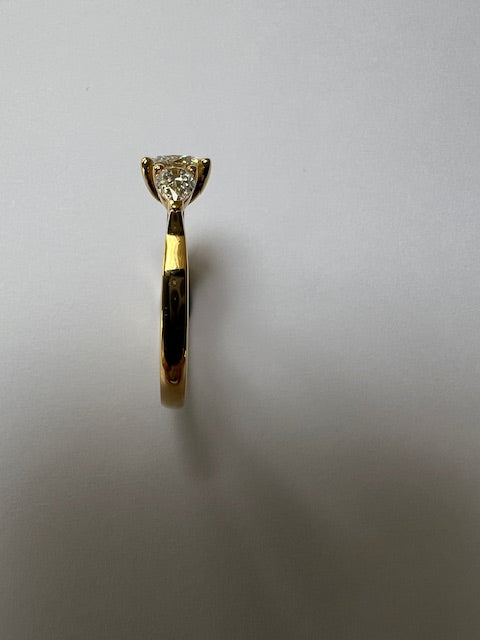Brilliant and pear shaped diamond ring